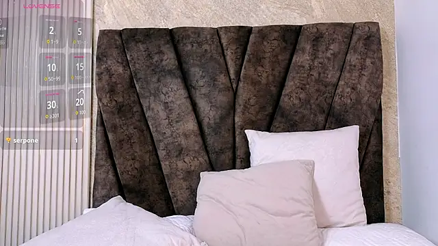 zoe_hugeboobs webcam