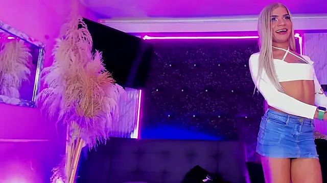 Queens_Wonders_Blonders webcam