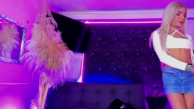 Queens_Wonders_Blonders webcam