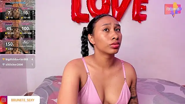 sexy_brunette_12 webcam