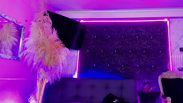 Queens_Wonders_Blonders webcam