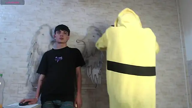 axel_milo_kairo_and_noa webcam