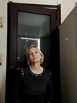 Webcam Model (MichelleSolis)  is live.Free join now!