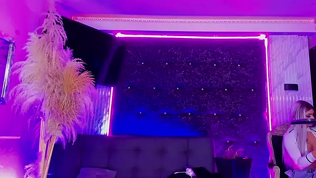 Queens_Wonders_Blonders webcam