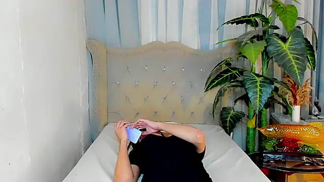 MochaliciousTransOnTop webcam