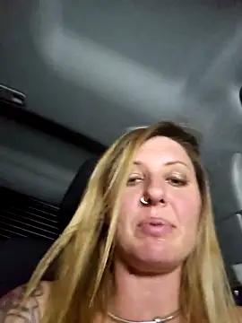 SheIsSomething webcam