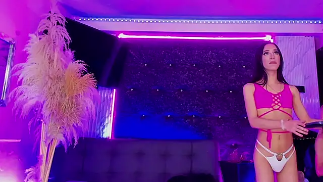 Queens_Wonders_Blonders webcam