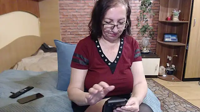 EvelyneFlirtyMilf webcam