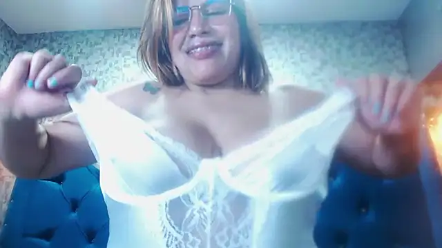 CurvyJulieth webcam