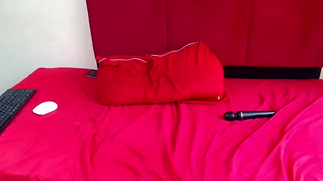 hugetitisxx - HugeTitisxx's free webcam - UK Sex Cams