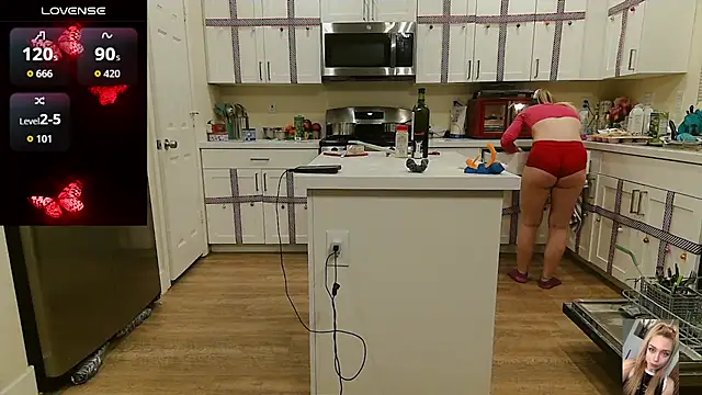 Blondiewithanass webcam