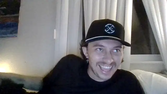 Tallhungandcloudy webcam