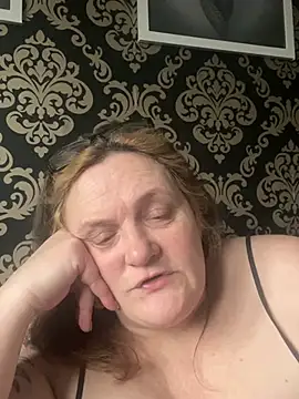 Busty-GilfQuinn webcam