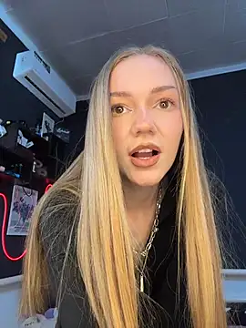 Webcam Model (MilaMoone)  is live.Free join now!