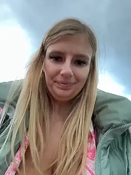 Webcam Model (Betsy)  is live.Free join now!