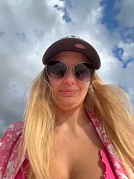 Webcam Model (Betsy)  is live.Free join now!