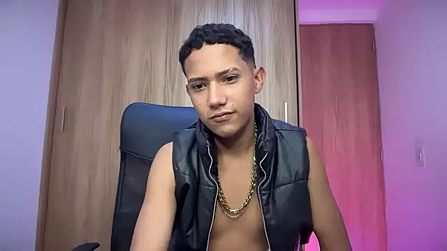 Toy_boy777 webcam