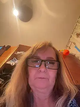 Irina2909@xh's Stripchat show and profile