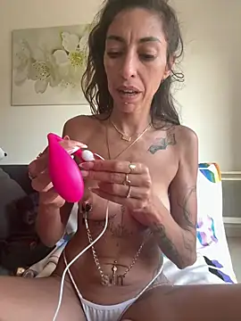 Amani_thewolf webcam