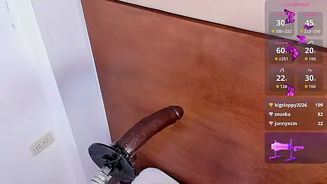 alana_glasses webcam