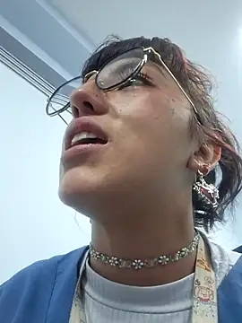 cute_hollywood webcam