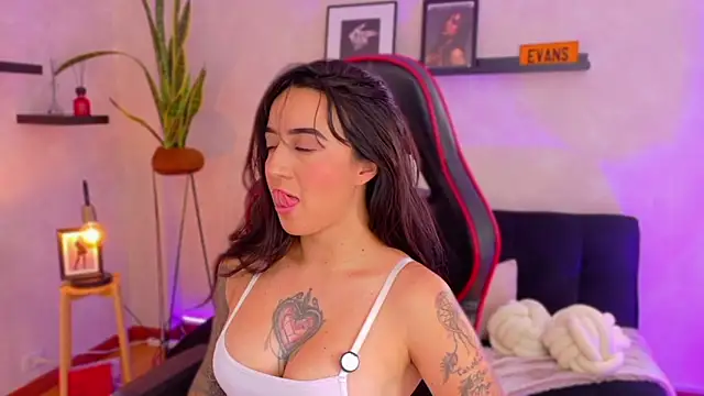 emmyevans1 - EmmyEvans1's free webcam - UK Sex Cams