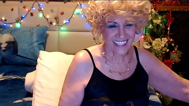 HappyWomanOn webcam