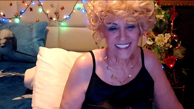 HappyWomanOn webcam