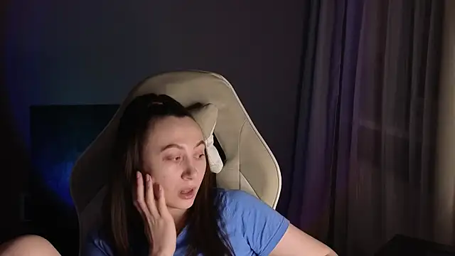 Olivia_cheerful_note webcam