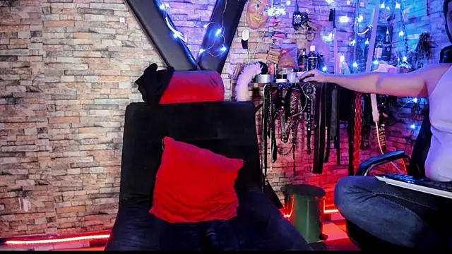 Liltildeman_moon webcam