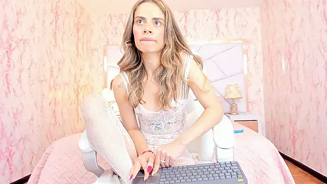 Emily_Whinfre webcam