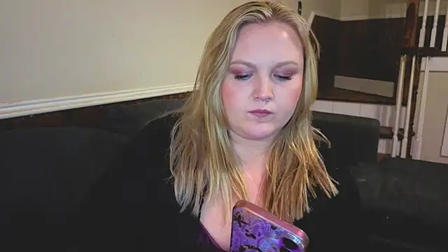 PhatAssBlond webcam