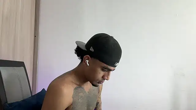 dominic_brandd23 webcam