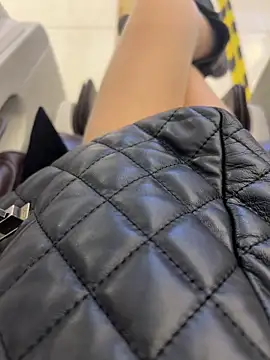 yimisun01 (F milf) - 户外超刺激……偷偷夹着小孩粉玩……国王👑完成✅上身真🈳3分钟