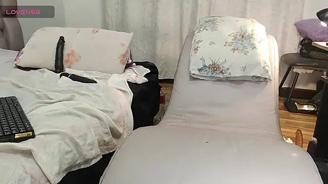 Kittywhiteass webcam