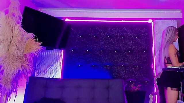 Queens_Wonders_Blonders webcam