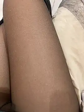 进来跪好,把主权交给我。打赏服从,也是被我看见的唯一方式。I am your Queen. Earn my attention.私はあなたの女王。忠誠を示しなさい。