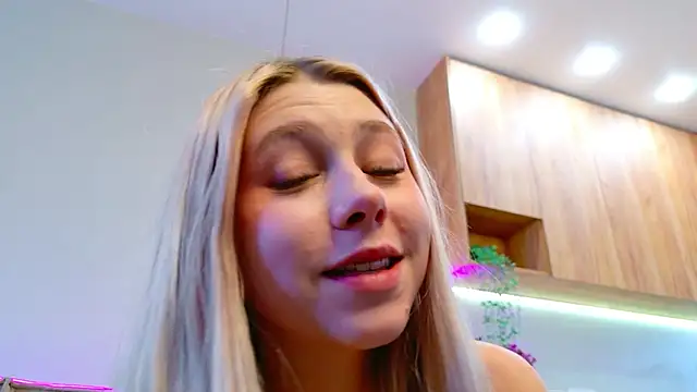 MidnightLily_ webcam