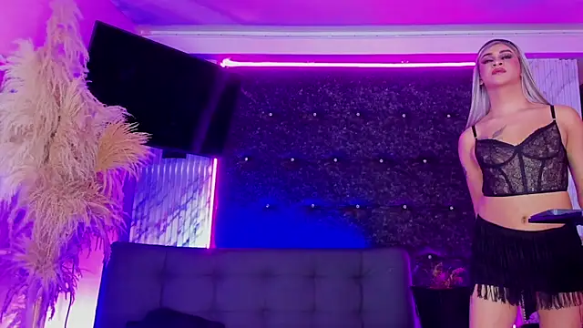 Queens_Wonders_Blonders webcam