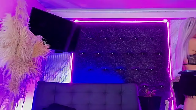 Queens_Wonders_Blonders webcam