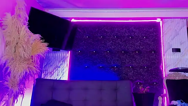 Queens_Wonders_Blonders webcam