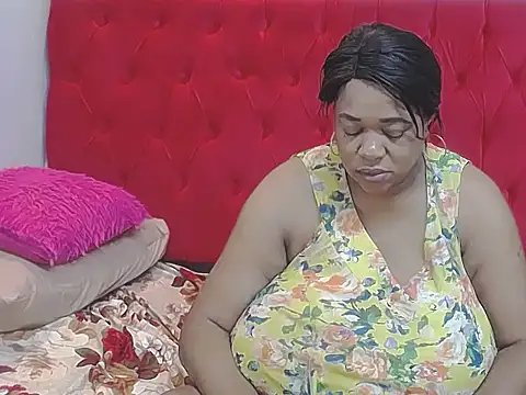 BustyQueenXXL webcam