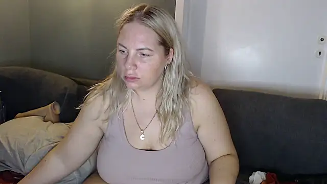 amanda_norsk (F milf) - boobs out with oil 2 min