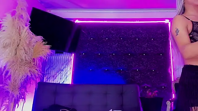 Queens_Wonders_Blonders webcam