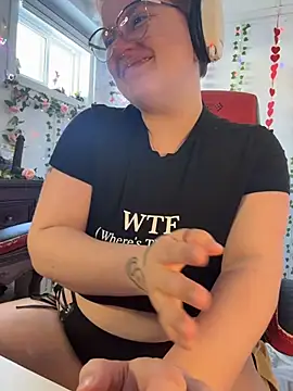 Webcam Model (CurvesNChaos)  is live.Free join now!