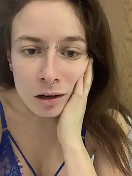 GoldenPussy1329 webcam