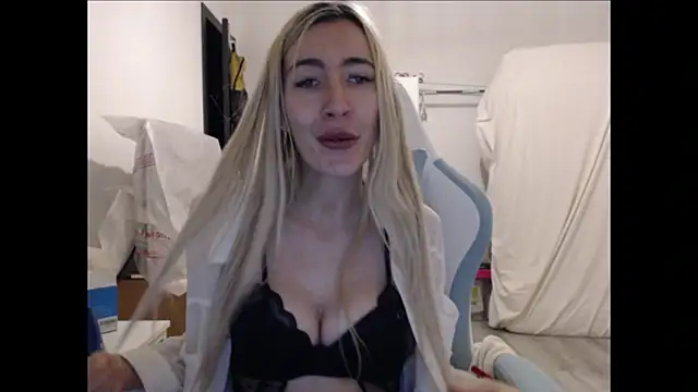 BarbieBlondieGirl webcam