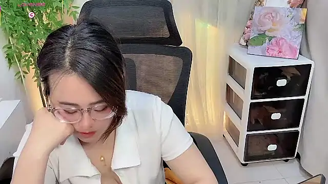 美女NEWONETO在线直播