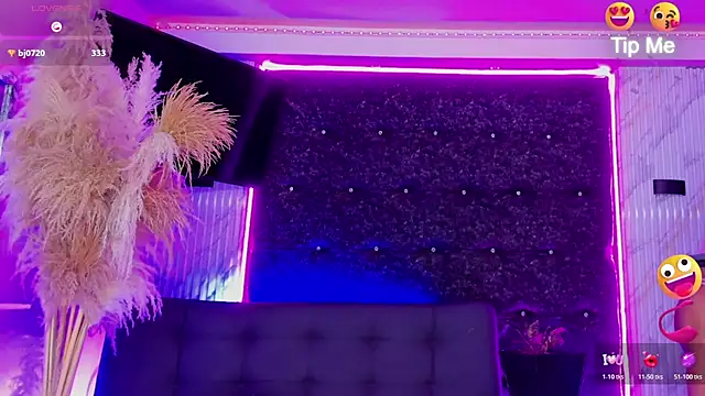 Queens_Wonders_Blonders webcam