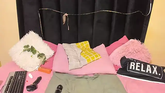 AmazingDarkDoll webcam